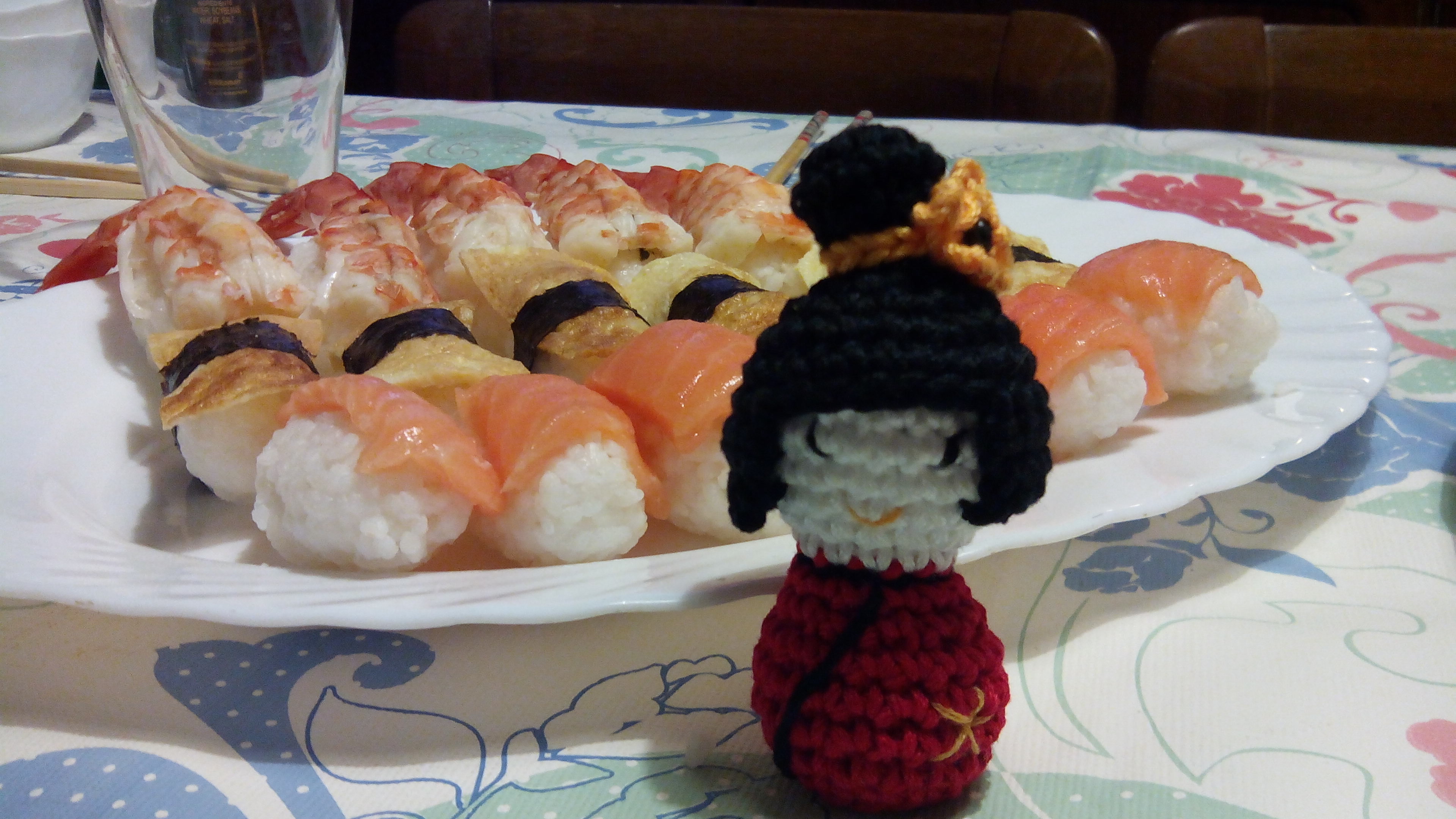 kokeshi-amigurumi-ganchillo-sushi-adoraideas